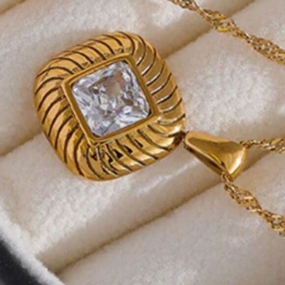 Zircon Vintage Diamond Textured Pendant Necklace 18K Gold Plated Stainless Steel - Picture 5 of 8